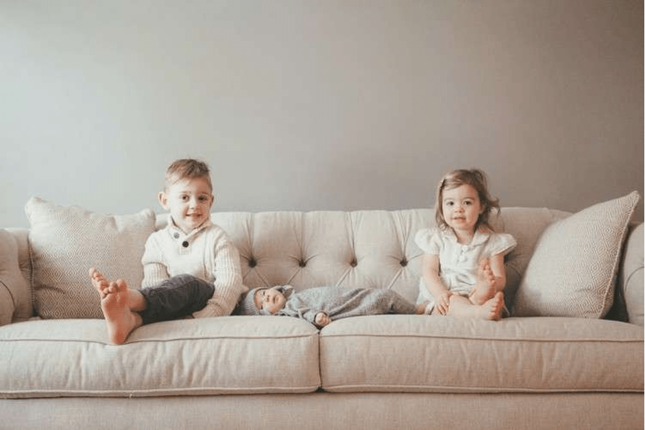 malenkie deti na divane